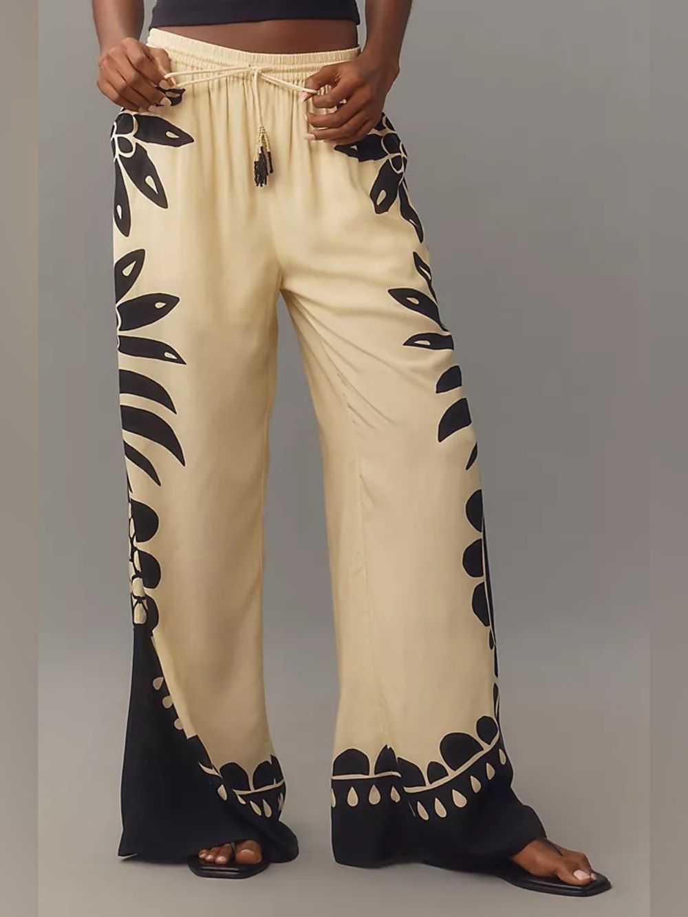 FARM Rio Cream Wide-Leg Floral Print Martina Lounge Pants with Black Motif - Picture 2 of 6